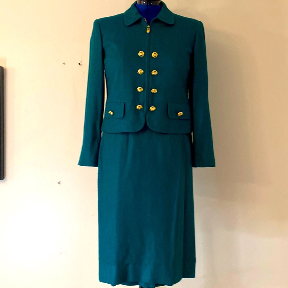 Skirt suit